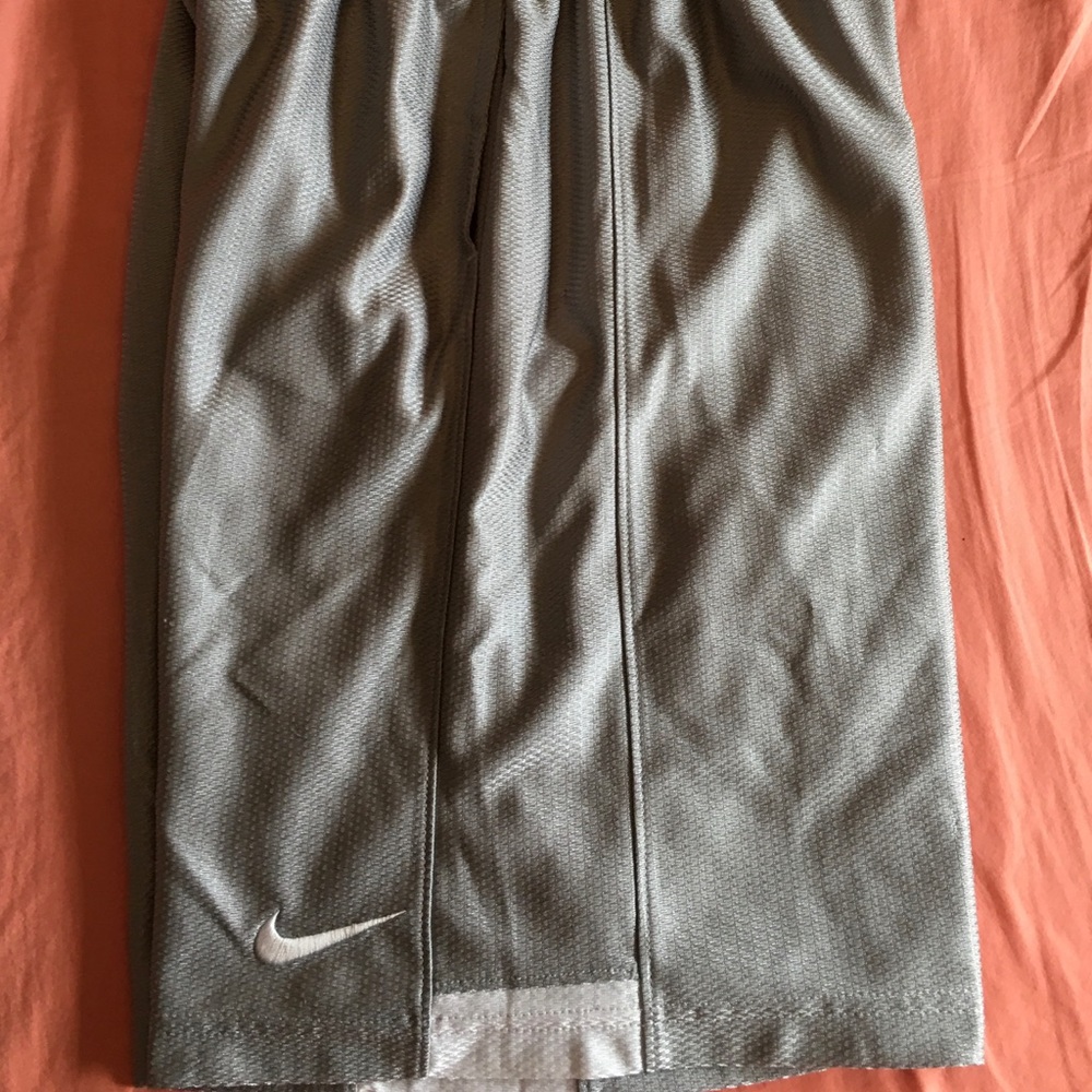 EUC Nike Young men’s basketball shorts. Sz M.
